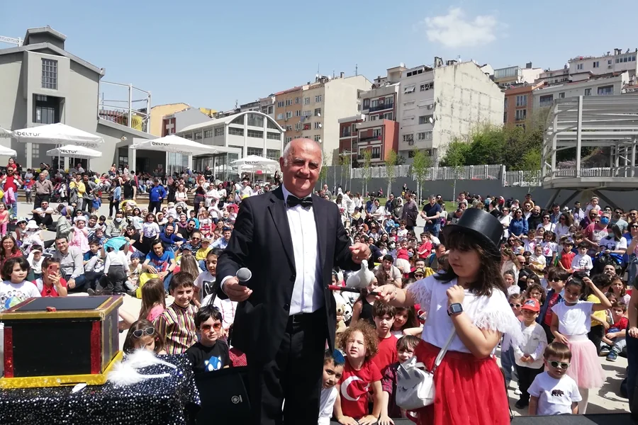 SİHİRBAZ ÇAGIRMAK İSTİYORUM